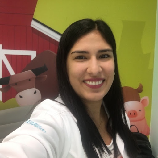 Dra. Consuelo Apagüeño, Dermatólogo