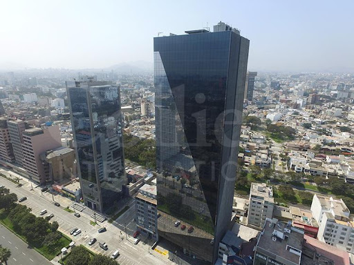 Dr. Carlos Erick Oyola Valdizan, Neurólogo