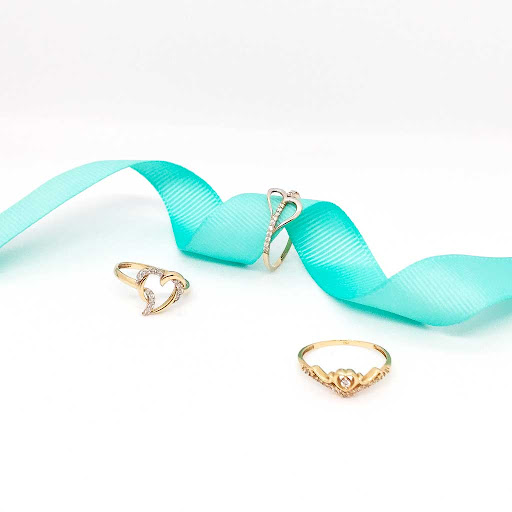 Alianzas para parejas. Anillos de compromiso. Joyas finas en Oro18k